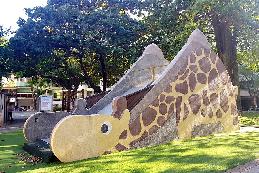 台中特色公園，可愛長頸鹿造型溜滑梯，復古磨石子設計，動物彩繪牆，西屯區大仁公園 - 🍎 蘋果話日常🍎